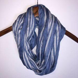 💰 Blue and white striped scarf